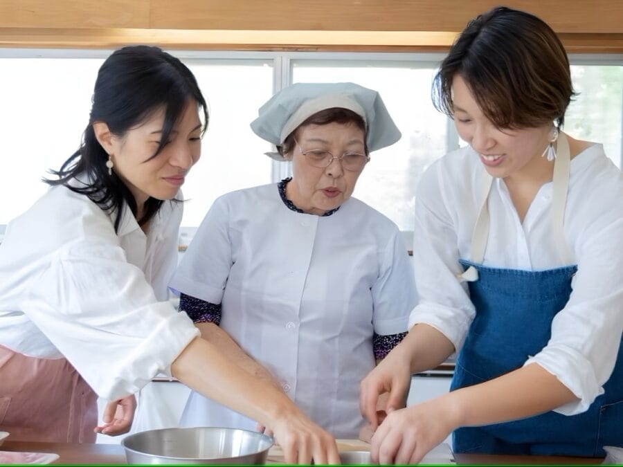 料理作りする3人の女性(奄美大島伝統料理作り体験)