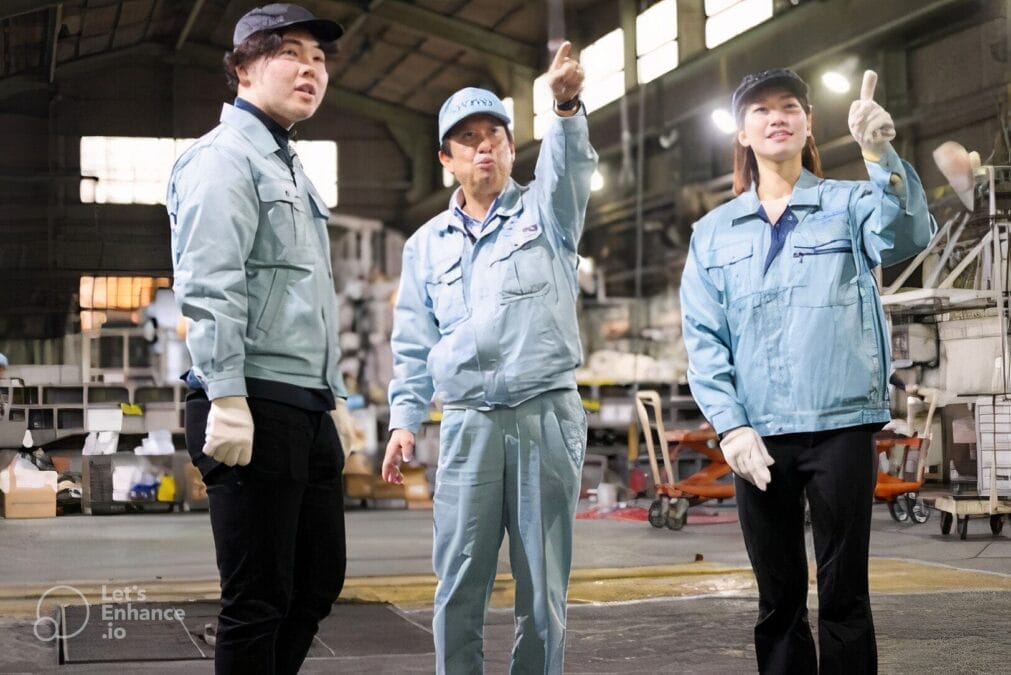 3人の男性が自動車プレス工場の見学(大東市観光体験)