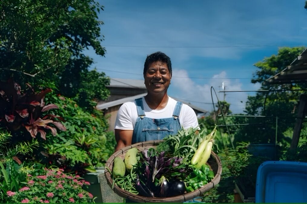 野菜を持つ男性(奄美大島の農業体験)