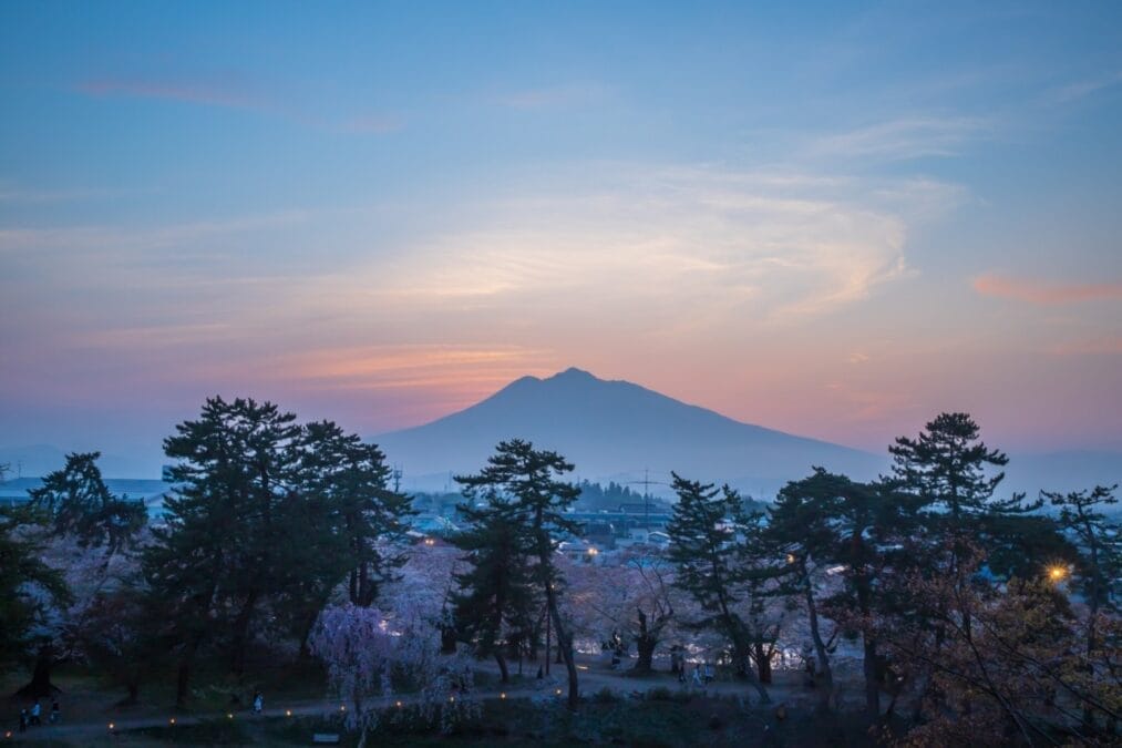 弘前市街地の向こうに岩木山を望む