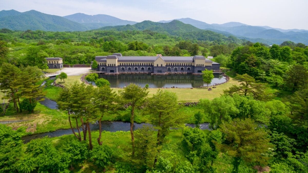 森林の中の建物（裏磐梯の諸橋美術館）