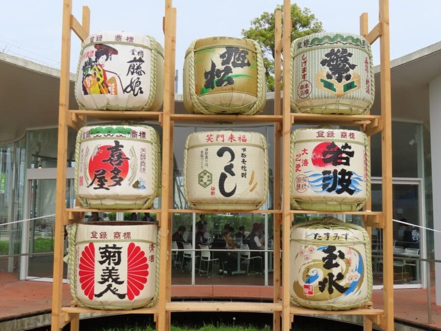 8蔵元の酒樽が並んでいる(筑後七国酒文化博)