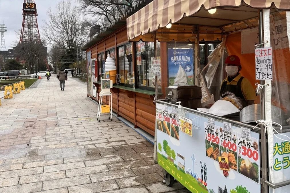 公園に出店（とうきびワゴン）