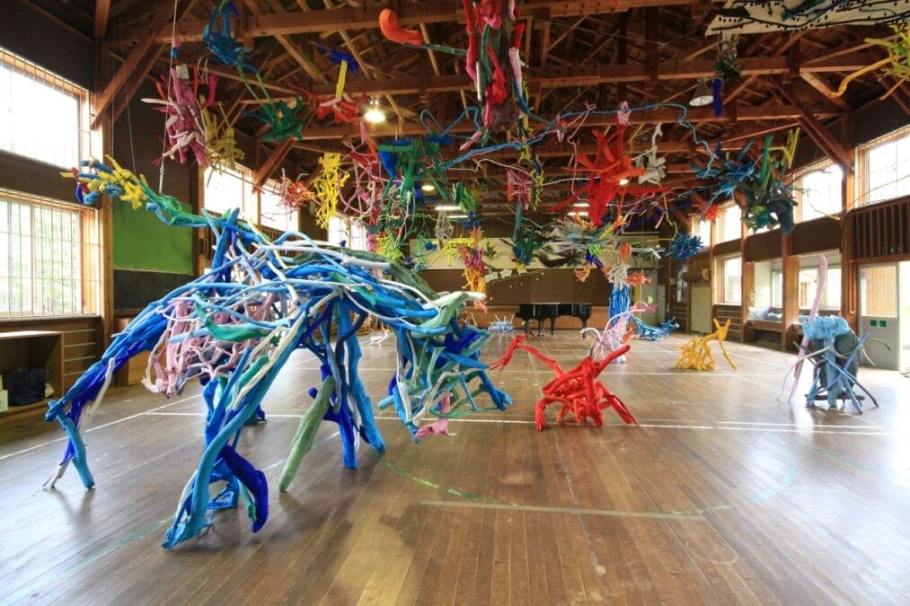 体育館の中のアート作品（絵本と木の実の美術館）