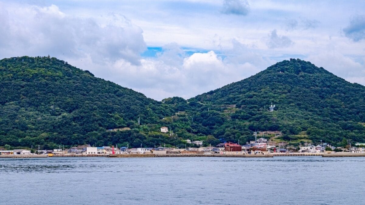 海の向こうの島（女木島）
