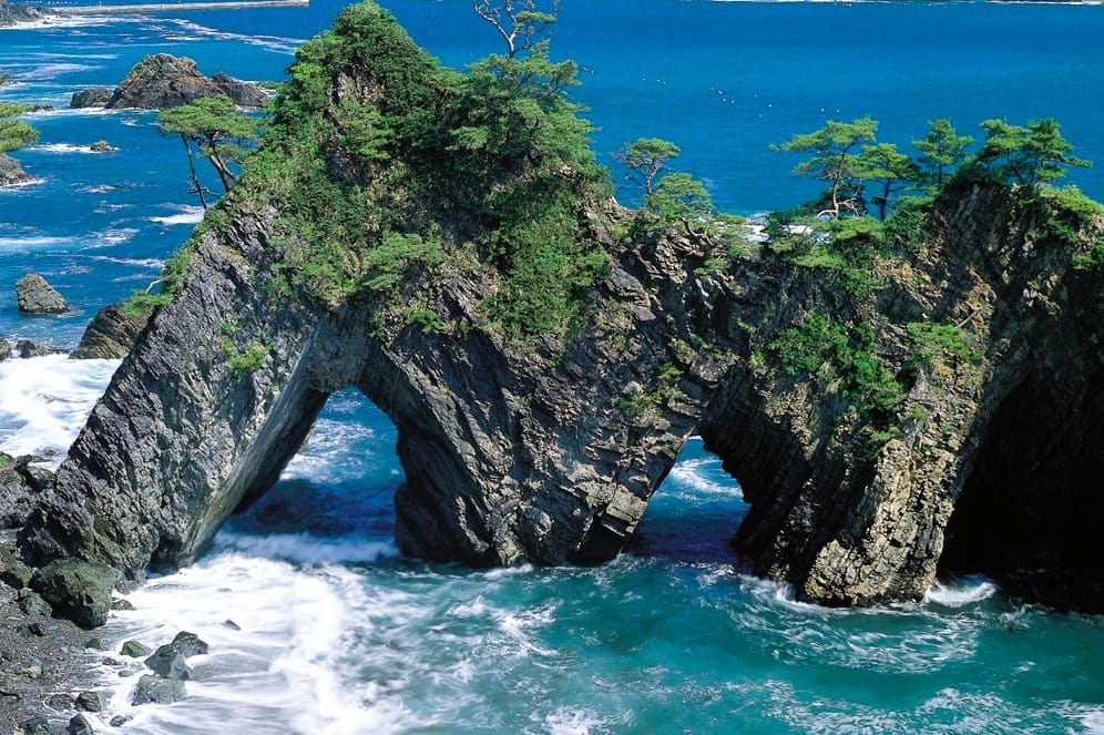 岩手県大船渡市の穴通磯。