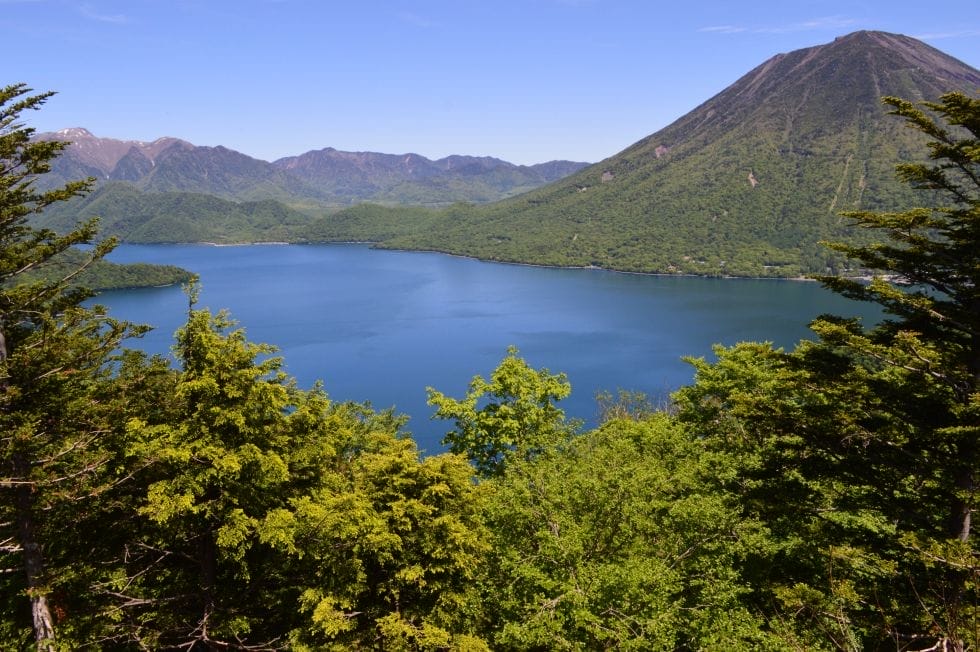 深緑と湖(中禅寺湖)