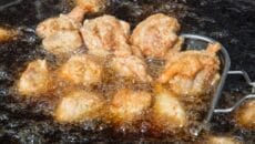 中津からあげを揚げている