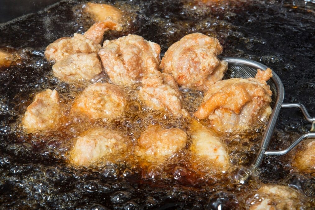 中津からあげを揚げている