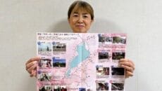 地図を持つ女性