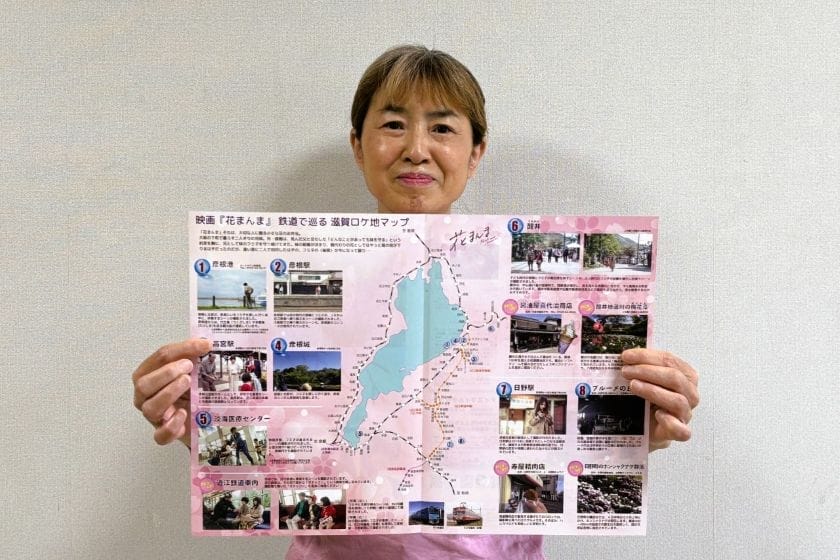 地図を持つ女性