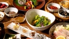 「富山・春日温泉『ゆ～とりあ越中』の発酵薬膳会席。地元産の旬の野菜や発酵食品を使用した彩り豊かなデトックス料理」