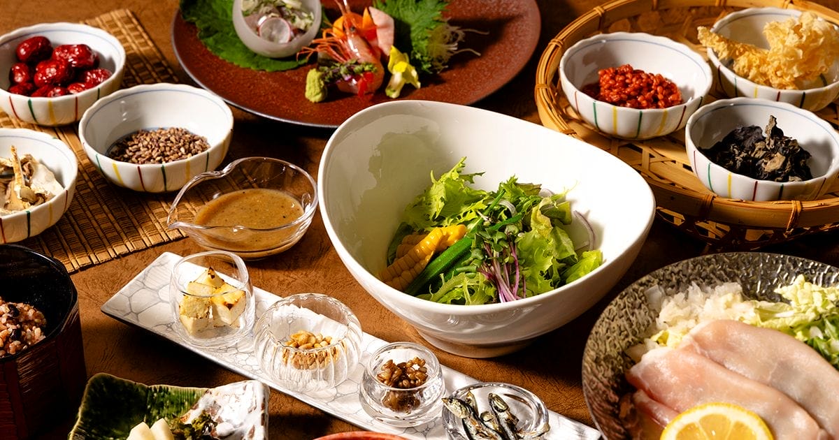 「富山・春日温泉『ゆ～とりあ越中』の発酵薬膳会席。地元産の旬の野菜や発酵食品を使用した彩り豊かなデトックス料理」