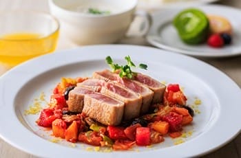 まぐろのレアステーキに三浦野菜のカポナータを添えた一皿（マホロバ・マインズ三浦）