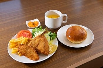 地魚フライの剱埼バーガーとスープ、サラダがセットになったランチメニュー(ぼーめん)