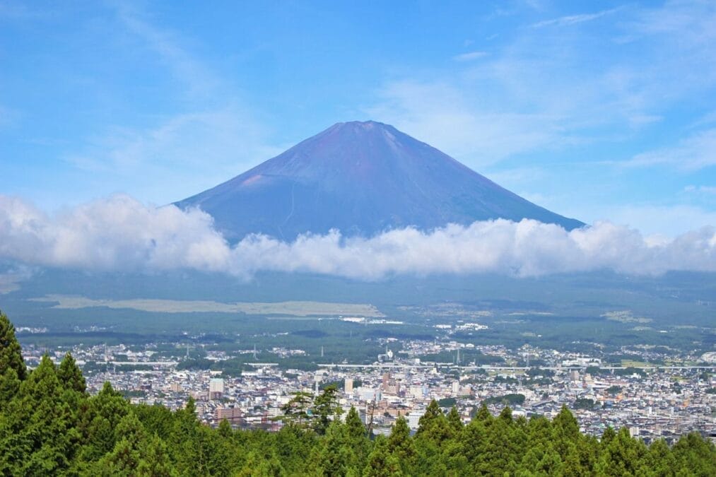御殿場市街地と富士山