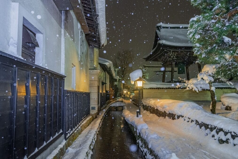 瀬戸川と白壁土蔵(飛騨市)