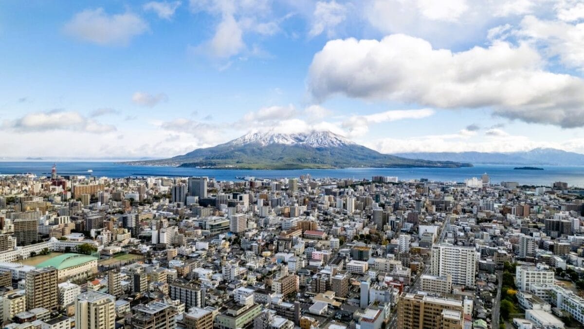 鹿児島市街地から雪を冠した桜島を望む