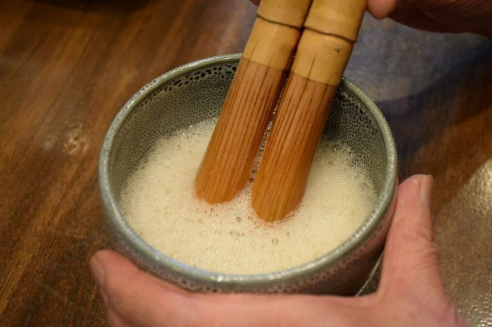 バタバタ茶を点てる